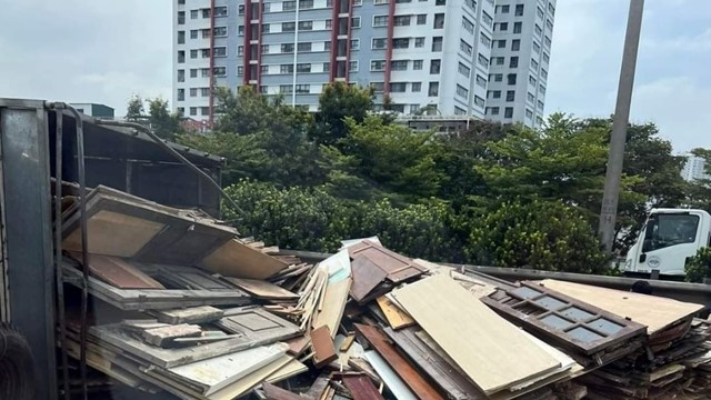 Xe tải chở cửa gỗ lật ngang trên Vành đai 3