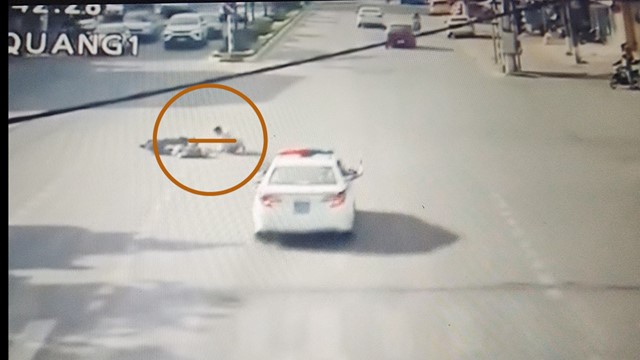 CSGT lấy thân mình ngăn chặn người phụ nữ lao thẳng vào đoàn xe ưu tiên 