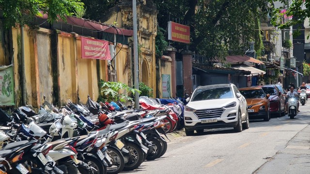 Quận Ba Đình: Phố Nguyễn Trung Trực bị chiếm dụng lòng đường để trông xe