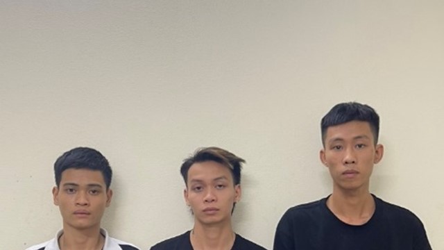 Bắt 3 đối tượng đánh người chỉ vì thấy “ngứa mắt“