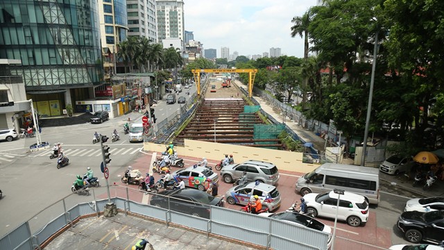 Giao thông thuận lợi qua đoạn rào chắn thi công dốc hạ ngầm đường sắt đô thị