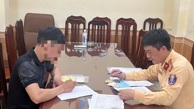 Công an làm việc với tài xế dừng xe trên cầu Chương Dương vứt rác xuống sông Hồng