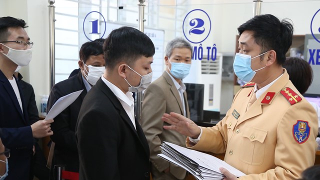 CSGT hướng dẫn người dân đăng ký xe bằng dịch vụ công trực tuyến