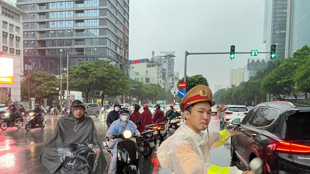 Lực lượng CSGT ứng trực trên đường, hỗ trợ người dân đi lại trong bão    ​