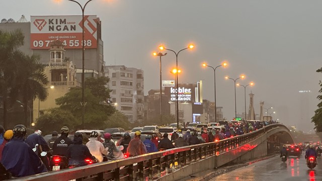Mưa lớn kéo dài cả ngày, nhiều tuyến đường Hà Nội ùn tắc 