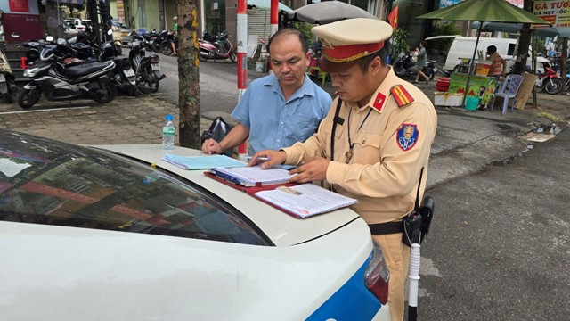 Cảnh sát giao thông xử phạt xe khách trên đường Trần Vỹ