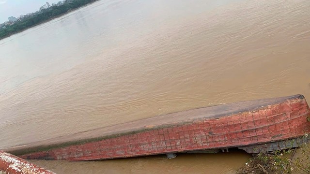 Yêu cầu trục vớt tàu chìm trên sông hồng trong ngày 15/8