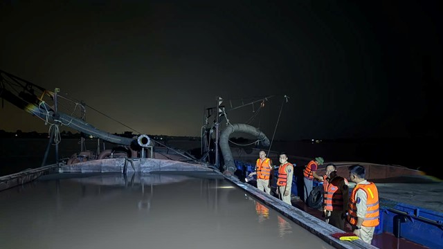 Bắt “cát tặc” lúc rạng sáng trên sông Hồng