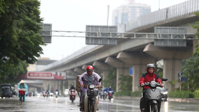 Gió giật mạnh kèm mưa lớn, đường phố Hà Nội vắng vẻ chờ bão đi qua