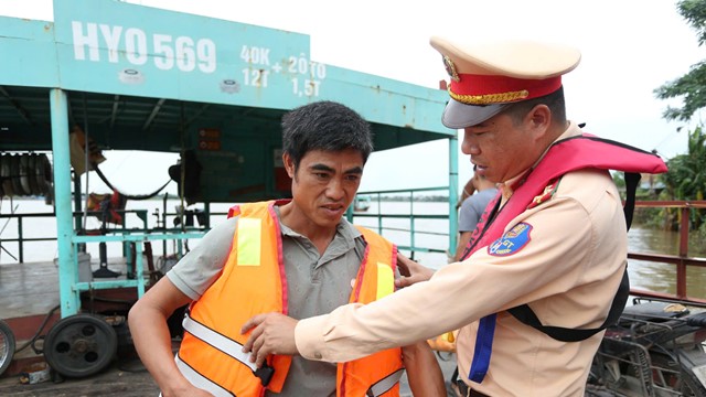 Hà Nội: tàu thuyền được lưu thông trở lại qua sông Hồng