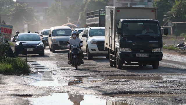 Quốc lộ 6 đoạn qua huyện Chương Mỹ chằng chịt ổ gà, người dân đi lại khó khăn