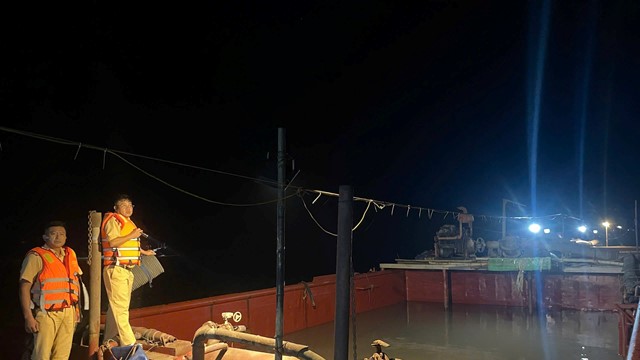 Bắt giữ 5 tàu khai thác cát trộm