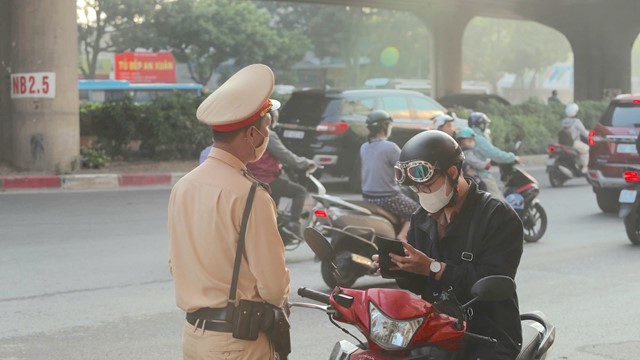 Phạt nhiều người dân đi ngược chiều trên đường Nguyễn Xiển