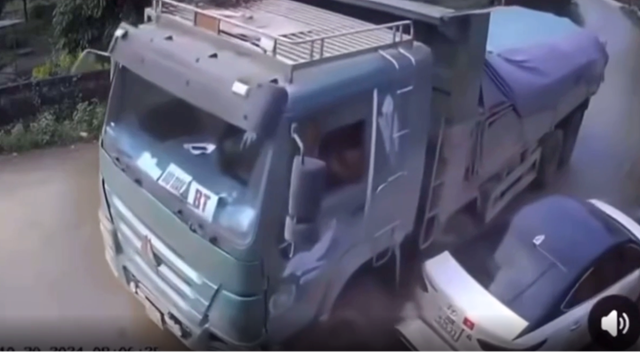 Xe tải Bảo Toàn phóng nhanh lao thẳng vào ô tô con