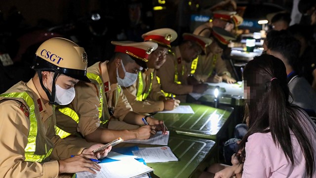 CSGT tuần tra lưu động, xử phạt gần 30 quái xế