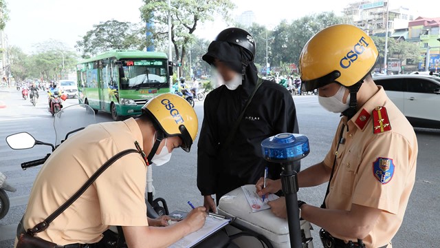Cảnh sát giao thông Hà Nội ra quân đảm bảo trật tự an toàn giao thông cao điểm 30/4 - 1/5