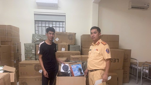 Hà Nội: CSGT bắt giữ xe tải chở hàng lậu 