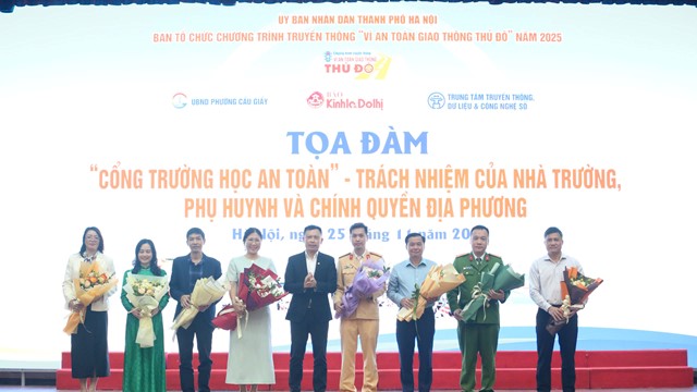 Cổng trường an toàn bồi đắp ý thức công dân