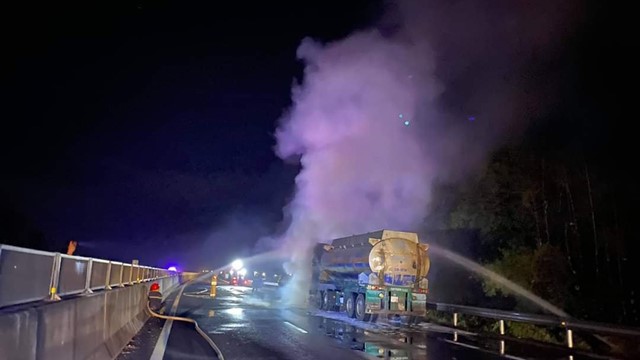 Xe container bốc cháy dữ dội trên cao tốc Đà Nẵng – Quảng Ngãi