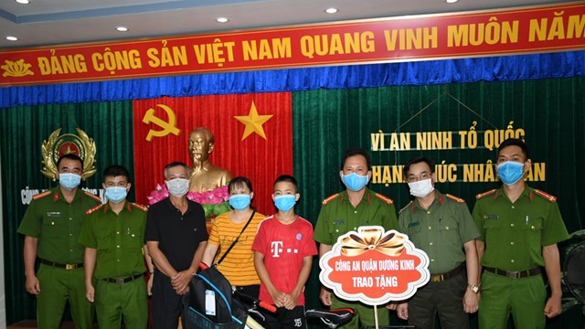 Công an quận Dương Kinh, Hải Phòng tặng xe đạp và ba lô cho cháu bé đi lạc