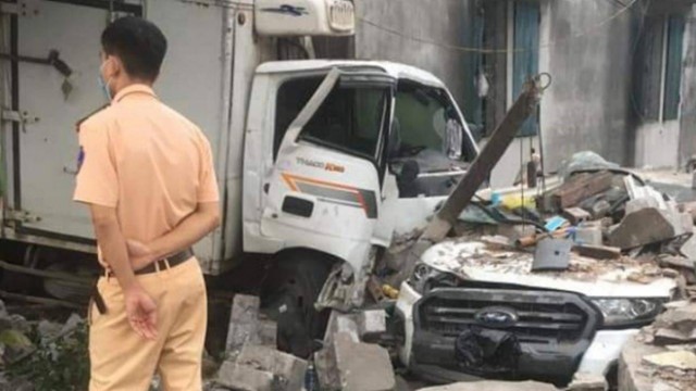 Chiếc xe tải mất lái đâm vỡ tường nhà dân 