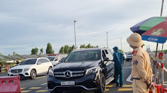 Hải Phòng dán logo cho các phương tiện vận tải hàng hoá