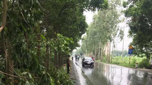 Xe máy va chạm với ô tô khiến 1 người tử vong tại chỗ