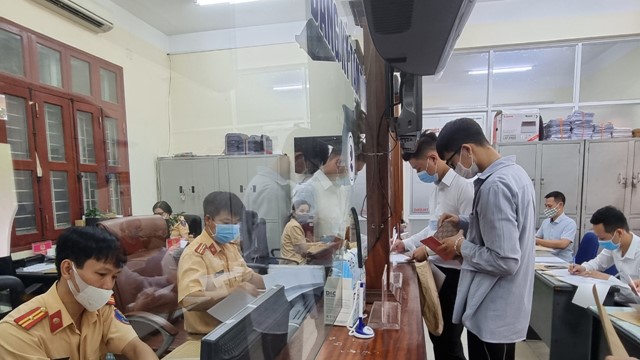 Doanh nghiệp vận tải nếu không thực hiện đổi biển trắng sang vàng sẽ bị xử phạt theo quy định