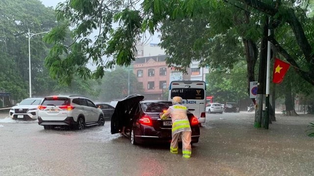 Trận mưa lịch sử và hành động đẹp của CSGT Hải Phòng