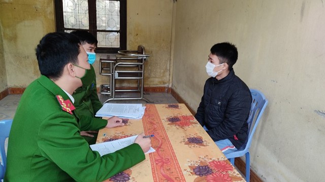  Hai anh em họ giả nữ đi cướp taxi