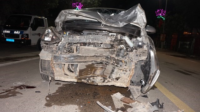 Xe máy va chạm với ô tô trong đêm, 1 người tử vong