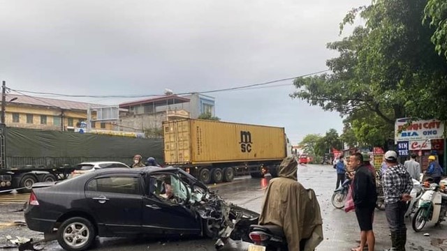 Tài xế xe con tử nạn do va chạm với xe container