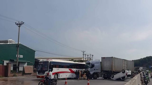 Xe ô tô con đi ngược chiều gây tai nạn liên hoàn