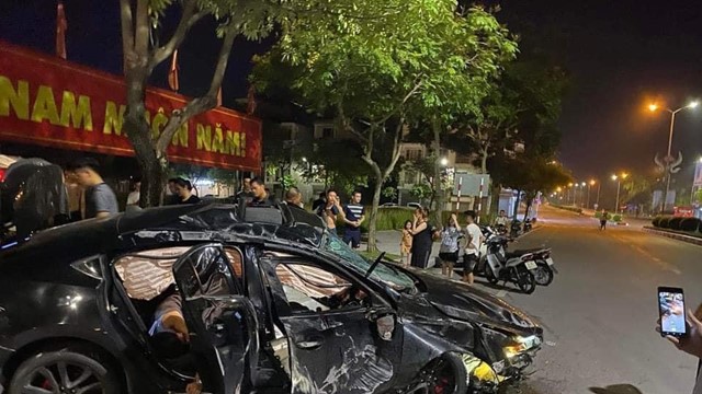 Hải Dương: Xế hộp bị nổ lốp đâm vào bùng binh, 2 người bị thương