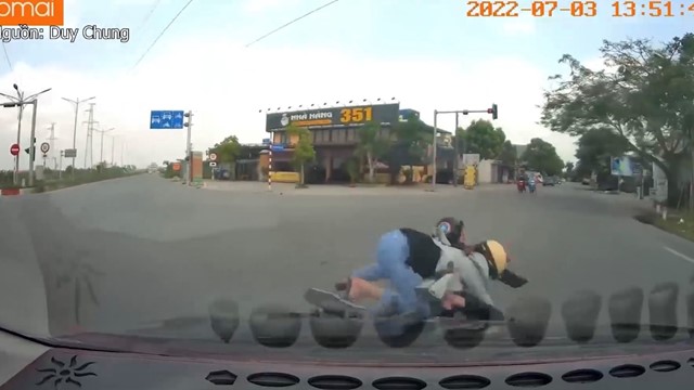 Thót tim với đôi học sinh vượt đèn đỏ, tông trúng ô tô giữa ngã tư