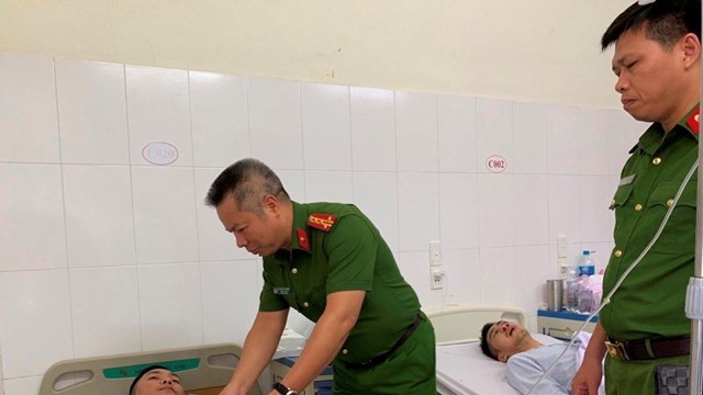 Ngăn nhóm đối tượng mang hung khí đi đánh nhau, một chiến sĩ Công an bị thương