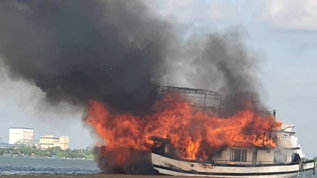Tàu du lịch bất ngờ bốc cháy trên sông