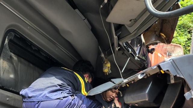 Quảng Ninh: Cứu tài xế xe tải mắc kẹt trong cabin sau tai nạn giao thông