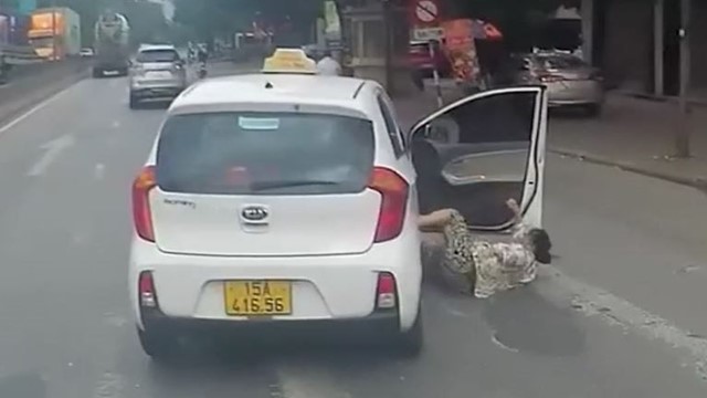 [CLIP]: Tài xế đánh lái, khách ngồi trên xe ngã văng xuống đường 