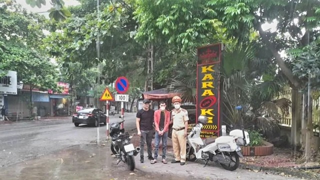 Tạm giữ đối tượng đi xe máy không đội mũ bảo hiểm mang theo ma tuý đá