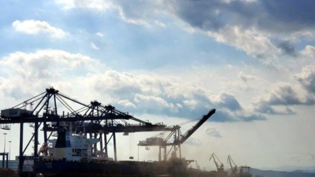 Một thuyền viên ngã xuống biển mất tích khi tàu đang neo đậu 