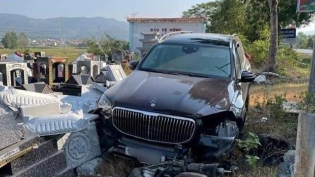 Mất lái lao vào lăng mộ, xe sang hơn 10 tỷ hư hỏng nặng