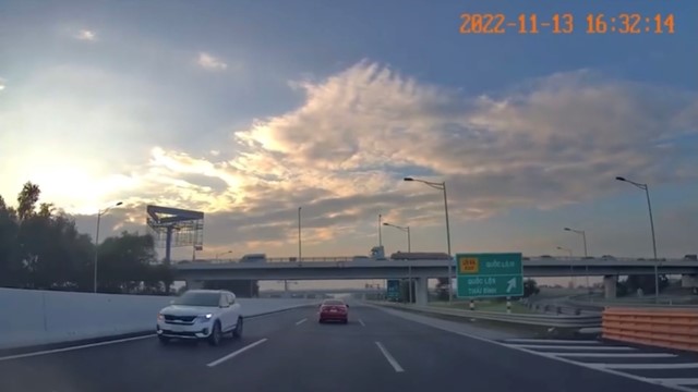 Tài xế xe Kia Seltos ngang nhiên chạy ngược chiều trên cao tốc