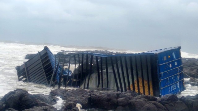 Gặp sóng to, 10 container hàng hóa bị rơi xuống biển