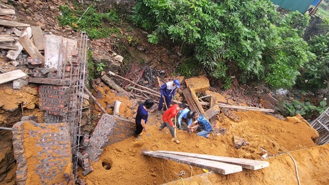 Quảng Ninh: Sập bờ kè khi đang xây dựng, 2 người thương vong