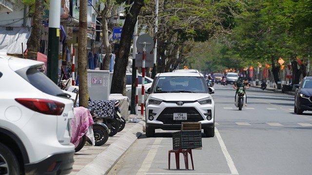 Xử lý nghiêm trường hợp đặt vật cản trên lòng đường, ngăn cản việc dừng, đỗ xe 