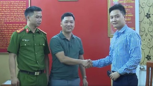 Hải Phòng: Trao trả ví tiền nhặt được cho người đánh rơi