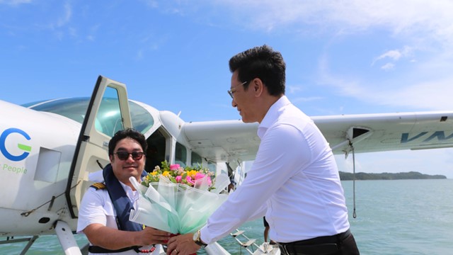 Quảng Ninh: Chuyến bay chở 8 hành khách đầu tiên đến Cô Tô 