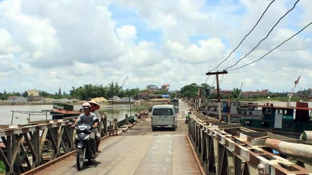 Nam Định: Cầu phao va chạm với tàu nên tạm dừng hoạt động