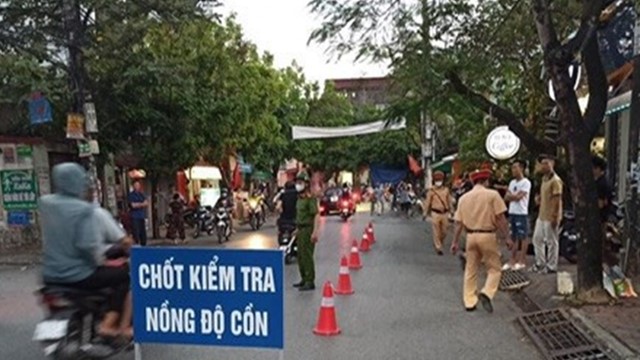 2 CSGT bị đối tượng đi xe máy tông bị thương 